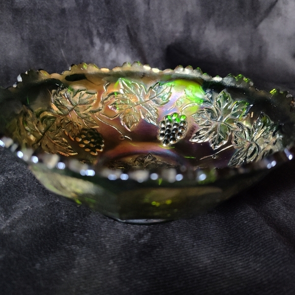 1910 Fenton Glass Company Grape And Leaf Pattern Bowl EXCELLENT CONDITION - Picture 4 of 4